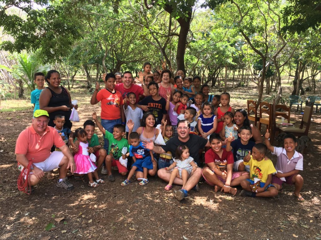 large group picture in costa rica